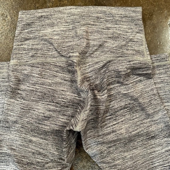 LULULEMON Leggings Gray Size 6 EUC - Picture 4 of 4